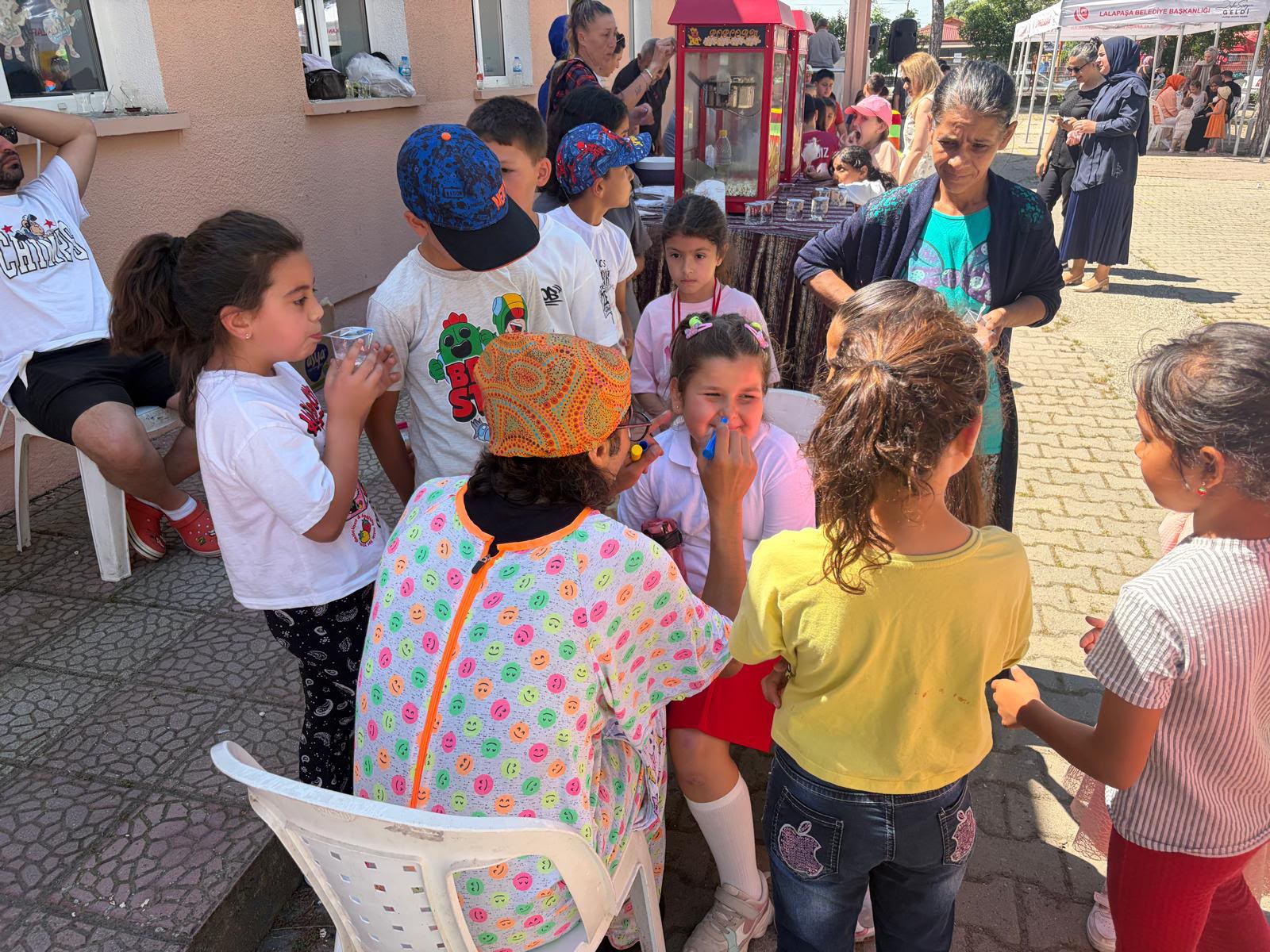 Lalapaşa Belediyesi tarafından çocukların yoğun geçen eğitim döneminin yorgunluğunu atması amacıyla düzenlenen yıl sonu şenliği, renkli görüntülere sahne oldu.